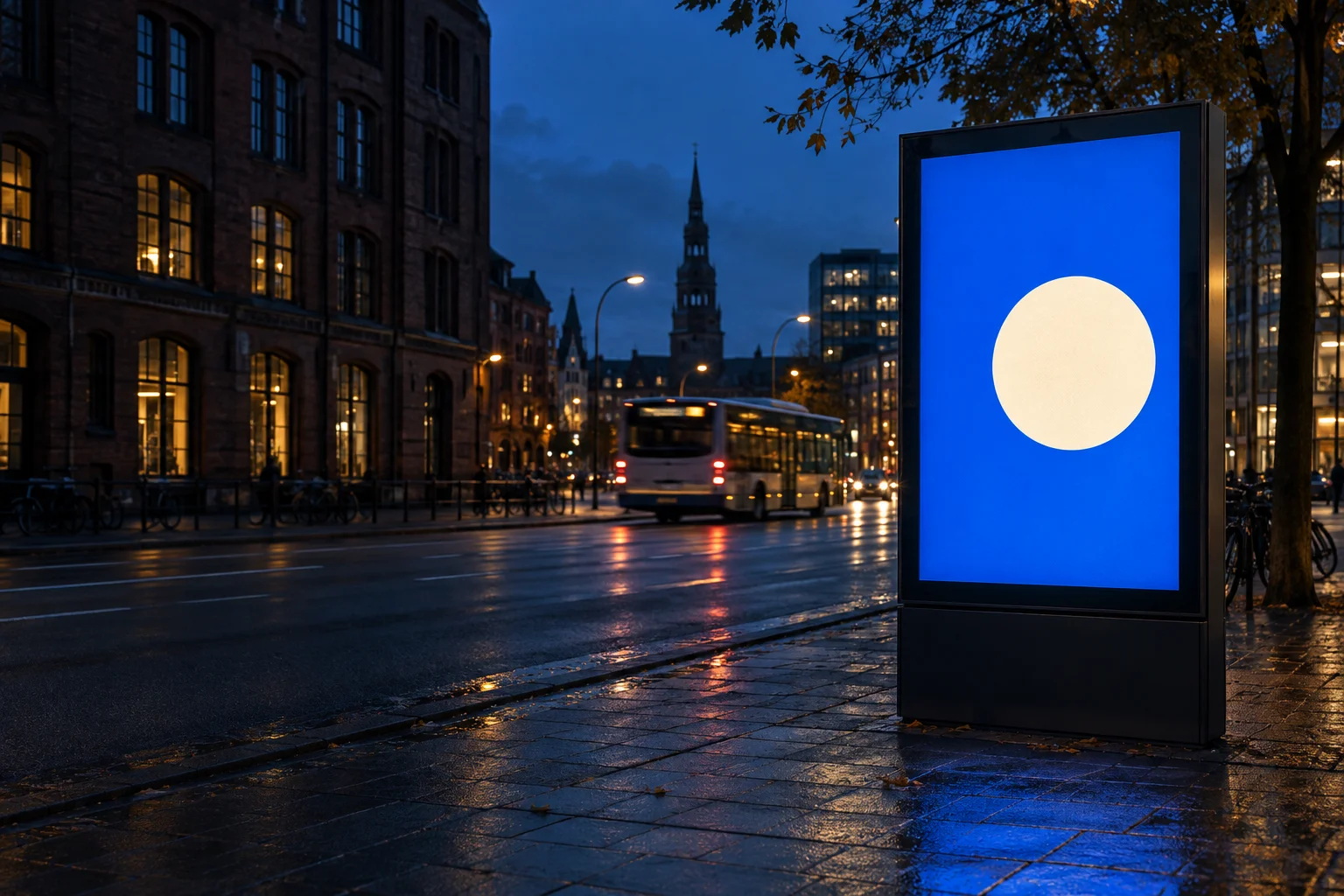 Illustrative Straßenszene mit beleuchteter Werbefläche und einem Bus